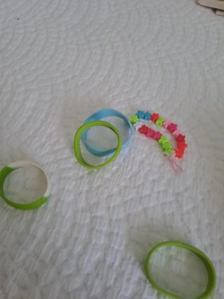 Pulseras y figuras de animales con ventosa