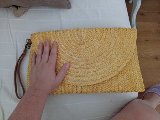 Bolso de mano de rafia amarillo