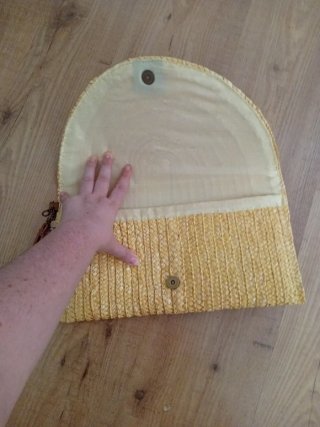 Bolso de mano de rafia amarillo