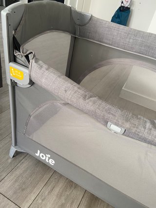 Cuna Colecho Joie Kubbie Sleep Gris con colchón