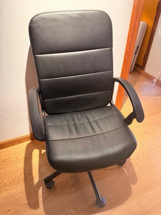 Silla de oficina negra de piel sintética
