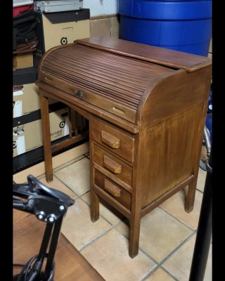 Escritorio de madera de persiana de los años 60.