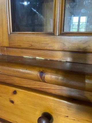 Almacena de madera con vitrinas