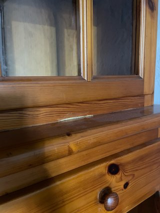Almacena de madera con vitrinas