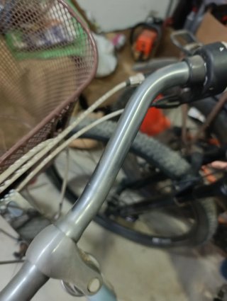 Bicicleta de paseo azul con cesta