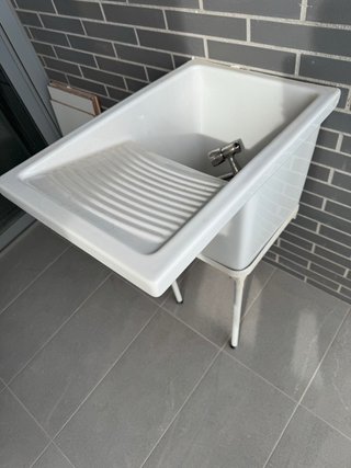 Pila de baño/cocina blanca con grifo