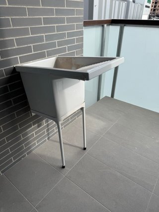 Pila de baño/cocina blanca con grifo