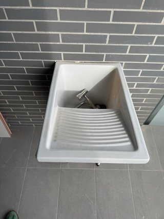Pila de baño/cocina blanca con grifo