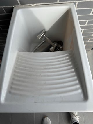 Pila de baño/cocina blanca con grifo