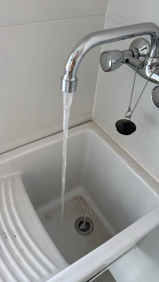 Pila de baño/cocina blanca con grifo