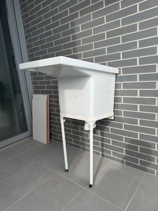 Pila de baño/cocina blanca con grifo