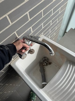 Pila de baño/cocina blanca con grifo