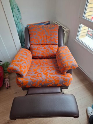 Sillón orejero tela y piel