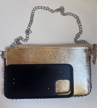 Bolso de mano dorado con cadena