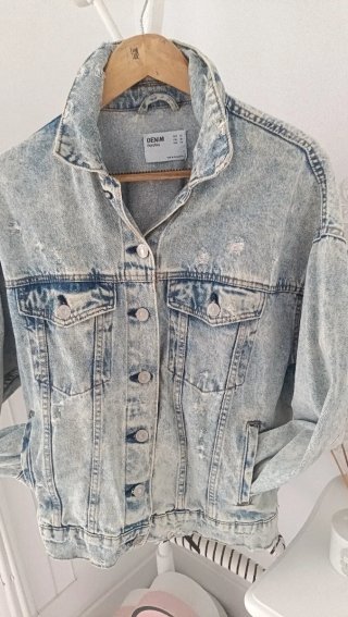 Cazadora vaquera Bershka XS logo espalda