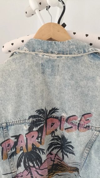 Cazadora vaquera Bershka XS logo espalda