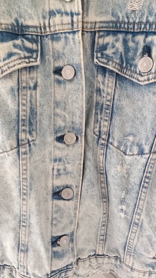 Cazadora vaquera Bershka XS logo espalda