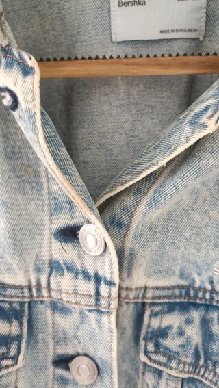 Cazadora vaquera Bershka XS logo espalda