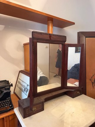 Tocador antiguo de madera con espejo