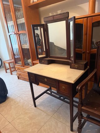 Tocador antiguo de madera con espejo