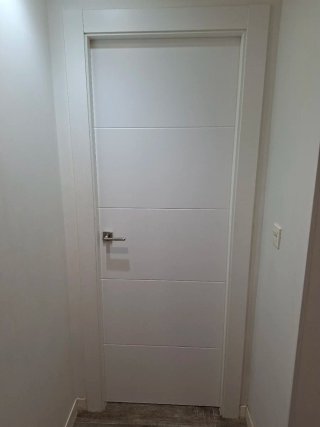 Puerta interior madera blanca moderna