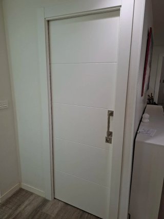 Puerta interior madera blanca moderna