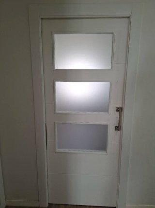 Puerta interior madera blanca moderna