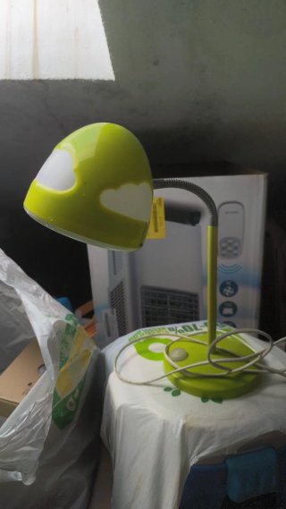 Lámpara de escritorio verde y blanca