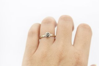 Solitario de oro blanco de 18k con diamantes. Ref:024-01-01443