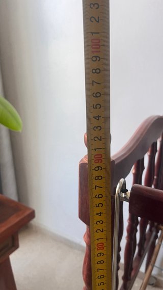Cuna de bebé de madera oscura con ruedas