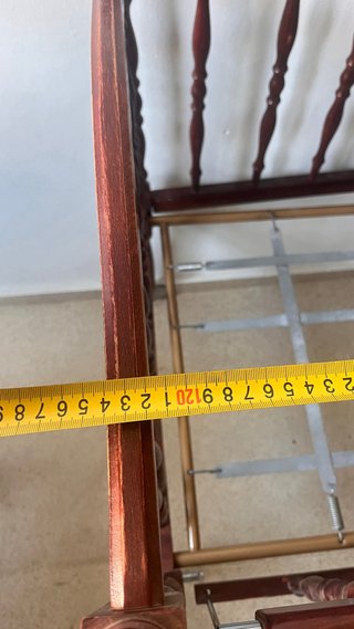 Cuna de bebé de madera oscura con ruedas