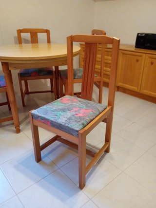 Mesa extensible redonda madera con 4 sillas.