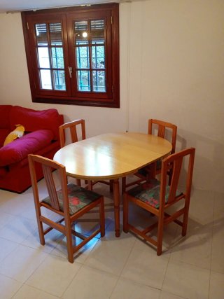 Mesa extensible redonda madera con 4 sillas.