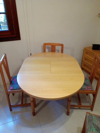 Mesa extensible redonda madera con 4 sillas.