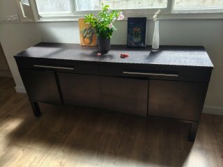 Mueble de comedor negro y marrón