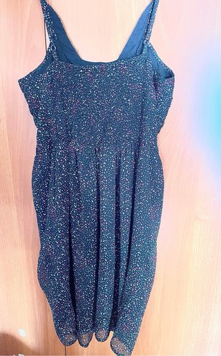 Vestido negro corto con escote de abalorios