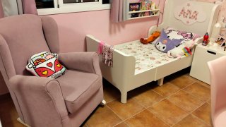 Sillón mecedora lactancia tela beige/rosa