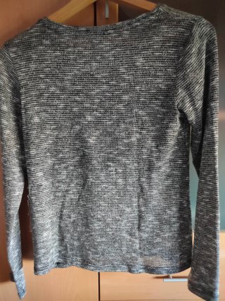 Camiseta gris con toques brillantes