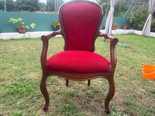 Silla antigua de madera y tela roja