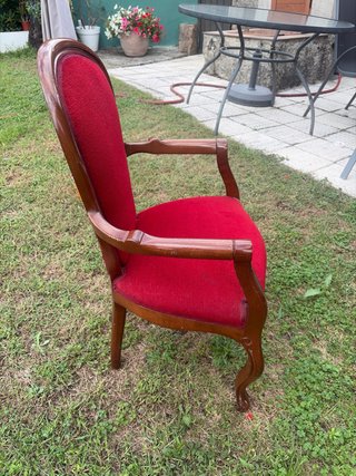 Silla antigua de madera y tela roja