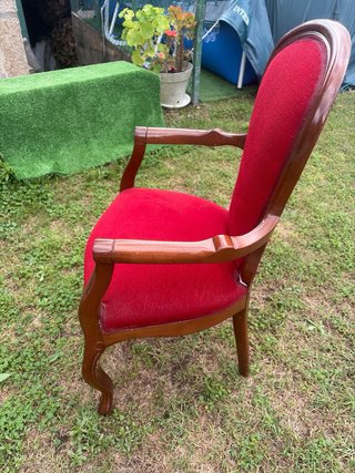 Silla antigua de madera y tela roja