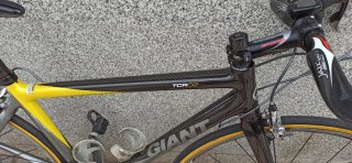 Bicicleta de carretera Giant Negra y Amarilla