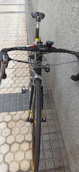 Bicicleta de carretera Giant Negra y Amarilla