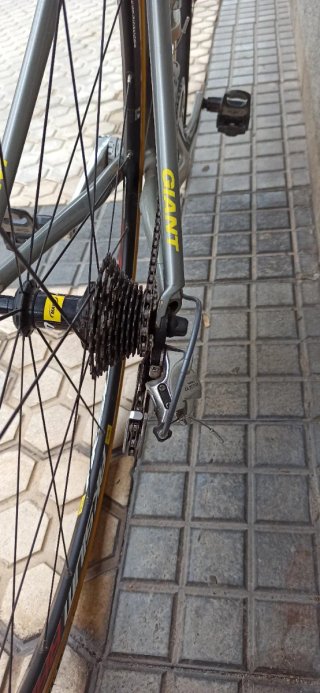Bicicleta de carretera Giant Negra y Amarilla