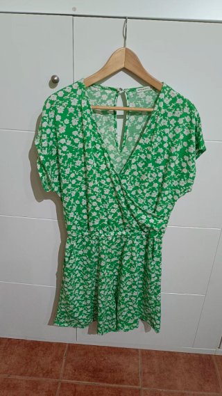 Mono corto verde con estampado floral