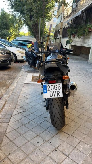 Moto Kawasaki Naked Negra