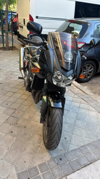 Moto Kawasaki Naked Negra
