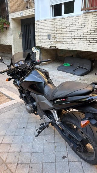 Moto Kawasaki Naked Negra