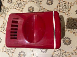 Nevera pequeña roja