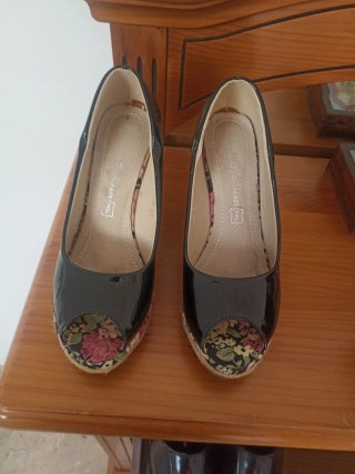 Zapatos de cuña negros con estampado floral